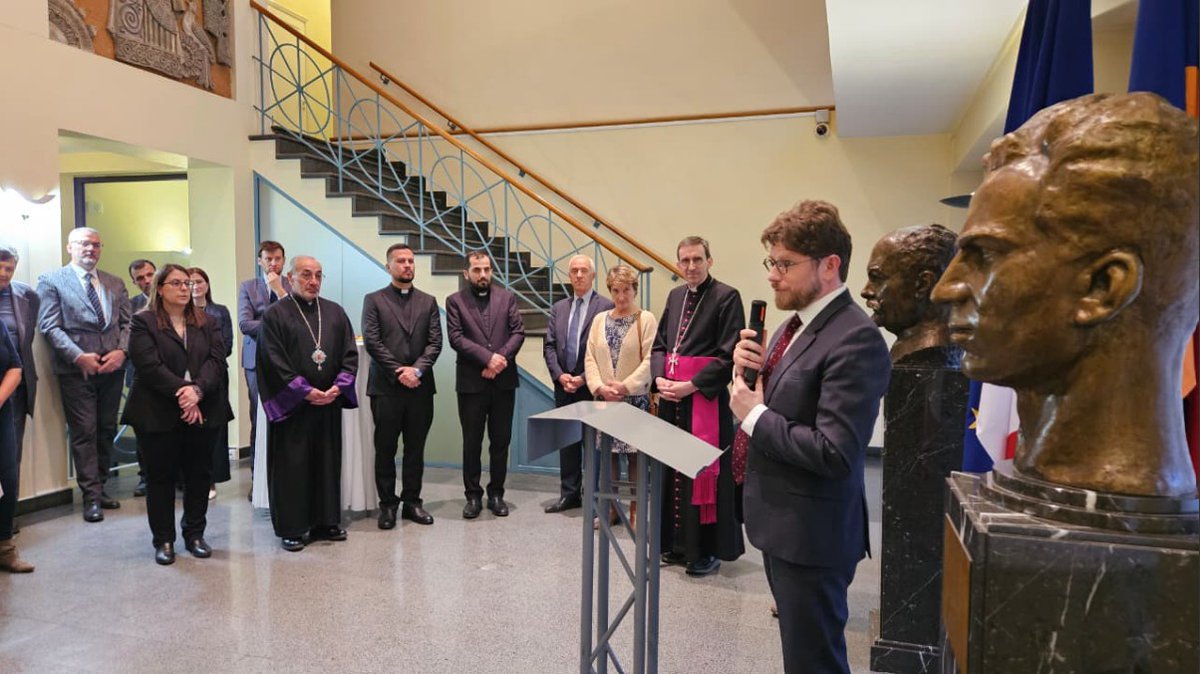OeuvredOrient's tweet photo. #Carnet d’Arménie📘
En plus des rencontres avec des communautés religieuses ou les volontaires de @OeuvredOrient, le déplacement du Directeur général avait également une portée diplomatique.
En effet, Mgr @HdWoillemont  s’est entretenu avec l’Ambassadeur de France en Arménie, @O_Decottignies  avec qui les 170 ans de l’association ont été célébrés !

@AmbaFR_Armenie