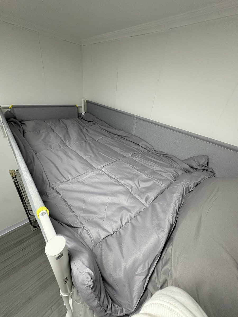 kr_sharehouse's tweet photo. 韓国シェアハウス 3番のお部屋初公開🇰🇷💛
・約6.1畳 (320×310 )
 ・家賃 55万ウォン (オープン割引中) 
・最寄り駅は大谷駅(대곡역) 
・管理費込み！ラーメン、お米、本格コーヒー、月1観光ツアーも家賃に含まれます🎵

ご相談はLINEまでお願いします @ 429dvhew https://t.co/4eqbiof2dP