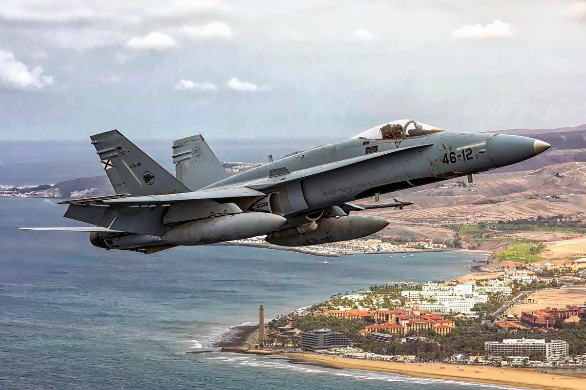 Ala46_ea's tweet photo. Rugidos sobre Canarias. Durante décadas, el F-18A ha protegido el cielo desde la Base Aérea de Gando. Ahora comienza una nueva etapa en el Ala 46 con la llegada de los Eurofighter. Misiones, ejercicios como Ocean Sky y patrullas sobre el Atlántico forman ya parte de su historia. https://t.co/U7FhiBPSdD
