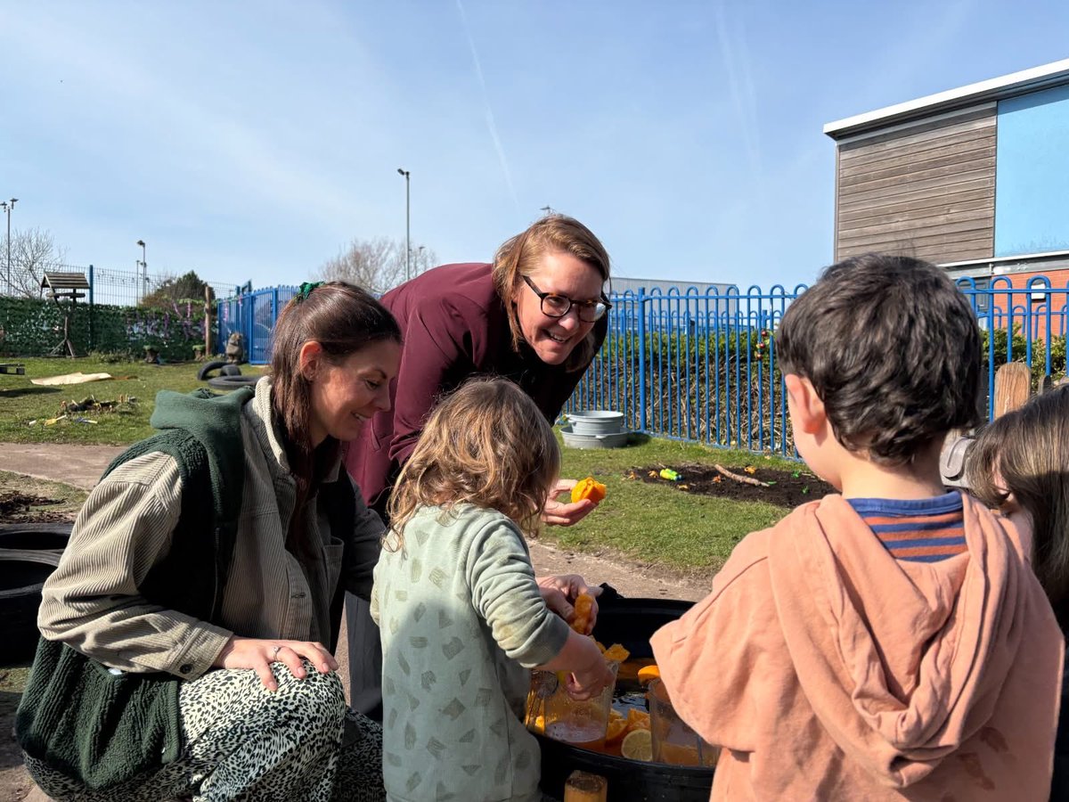 RosedeneNursery's tweet image. It was a pleasure to welcome The Rt Hon @annaturley to visit us at #Saltburn! 🦖We showed Anna our #oralhealth skills by demonstrating on our dinosaurs; we made lemon &amp;amp; lime potions together in the garden; &amp;amp; our babies enjoyed stories in the wendy house 🍋🍋‍🟩 #earlyyears
