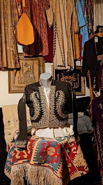 Jiidaha in meel loogu wado jaahil baan garan

Waxse igu jirrabay waa raggii jookha ii lulay

#Sayid_Muxammad #Jiinleey 
#çuha #الجوخ