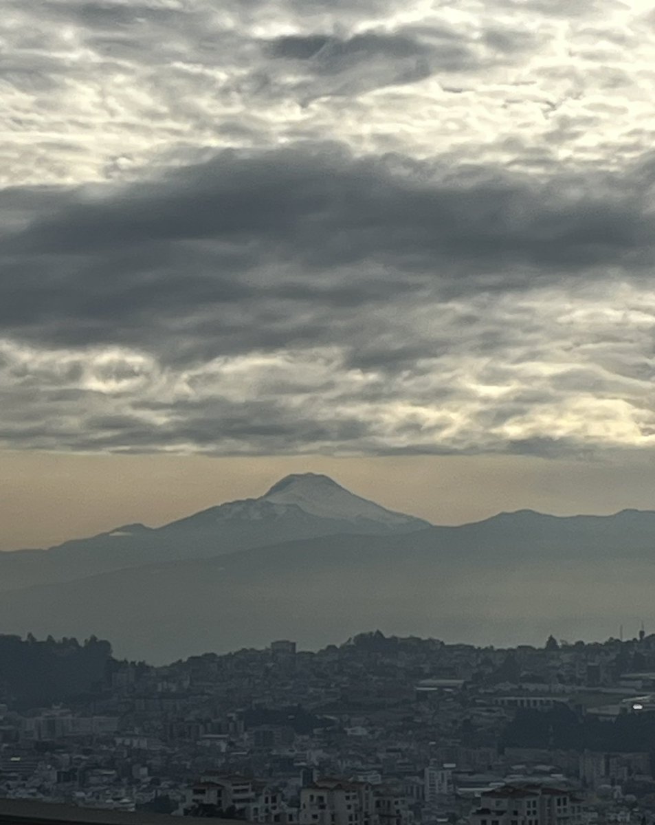 ¿Cielos de plata repujada? Solo en Quito
(y abajo el volcán en que se conjugan 0º de latitud y 0º de temperatura —que en plena zona ecuatorial no es cosa menor—)