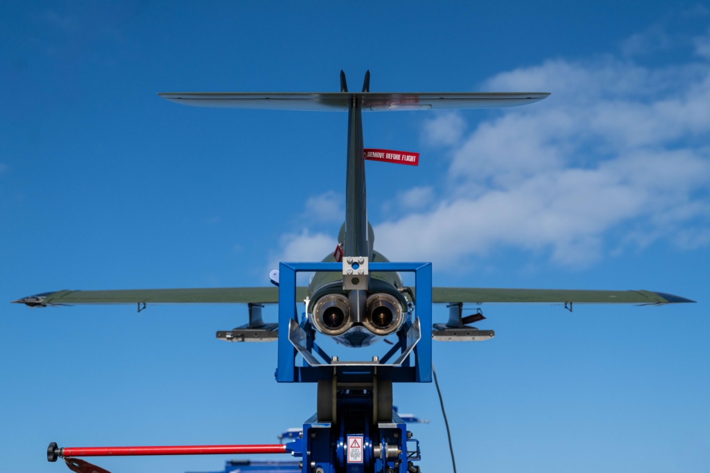 TRUFAULT's tweet image. Airbus presenta un NUEVO interceptor de drones kamikaze y de bajo coste al que ya llaman "Ave de Presa "(#BirdofPrey).
Se trataría de un dron interceptor autónomo diseñado específicamente para combatir drones "kamikaze" o de ataque unidireccional.
🛩️💥
#Drones #dron #airbus