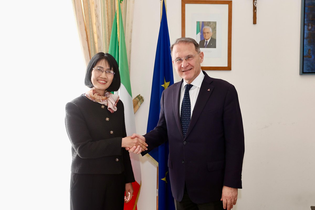 ItalyMFA's tweet photo. Il VM @edmondocirielli ha ricevuto oggi alla Farnesina la nuova ambasciatrice del Vietnam, Phuong Anh Nguyen. Al centro del colloquio le prospettive di rafforzamento dei rapporti tra Roma e Hanoi nel contesto di una fase particolarmente dinamica delle relazioni politiche ed economiche, oltre ai prossimi appuntamenti principali nell'agenda bilaterale. 🇮🇹🇻🇳