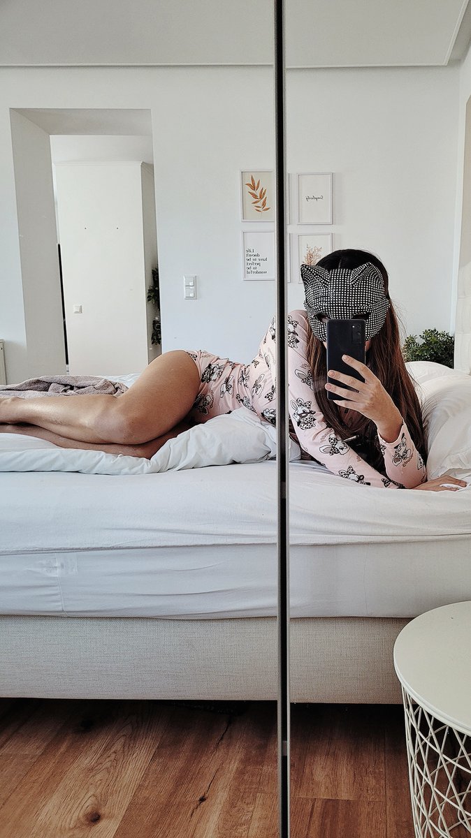 lisaliebestoll's tweet image. #Ostern Zuhause bei meiner Mum…das ist wieder den ganzen Tag faul im Bett rumliegen und hin und wieder lecker was Essen. Also ein Tag, der genau auf meine Stärken abzielt. Liebe es einfach. 🤣 Ich hoffe, du hast eine gute Zeit mit deinen Liebsten. 😘