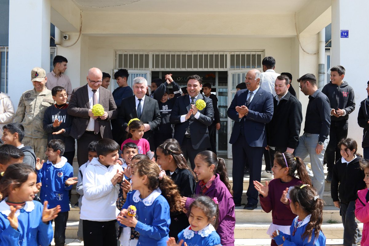 haliliyegovtr's tweet photo. Kaymakamımızdan  Kırsaldaki Eğitime Yakın İlgi 

Haliliye Kaymakamı Dr. Muhammed Serkan ŞAHİN, İbrik Mahallesi’nde bulunan İlk ve Ortaokulu ziyaret ederek öğretmen ve öğrencilerle bir araya geldi.

Ziyaret kapsamında öğretmenlerle toplantı gerçekleştiren Kaymakamımız ŞAHİN, eğitim sürecine ilişkin talep ve sorunları dinledi. Öğrencilerle de yakından ilgilenen Kaymakamımız, öğrencilere eğitim hayatlarında başarılar diledi.

Ziyarette; İlçe Milli Eğitim Müdürümüz Mehmet VURAL, Sosyal Yardımlaşma ve Dayanışma Vakfı Müdürümüz Abdulkadir ÇAKMAK, Yazı İşleri Müdürümüz Ahmet Ruhi ÇAT, Çamlıdere Karakol Komutanı Asb. Bşv. Anıl KUNDAKÇI ve Okul Müdürümüz Mehmet KIRMIZI da hazır bulundu.

@mserkansahin
@TC_icisleri
@mustafaciftcitr
@mehmetcangirtr
@kubrayigitbasi
@valialicelik
@turanbulent
#HaliliyeKaymakamlığı
#Şanlıurfa
#İbrik