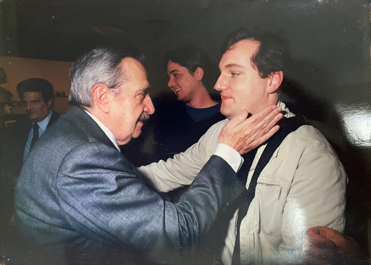 Una foto, una palmada y un legado 

Para muchos, Raúl Alfonsín es el padre de la democracia. Para quienes militamos en el radicalismo es alguien mucho más cercano.

El día de la foto estábamos en una jornada partidaria intensa. Éramos jóvenes franjistas, con reclamos, ideas y con
