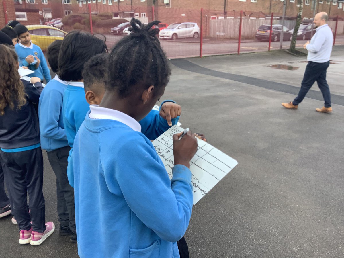 Gaskell_LKS2's tweet photo. Year 4 have been investigating volume and distance today! 🥁👏🏼 @GaskellPrimary @GaskellScience https://t.co/E0PpK4yewd