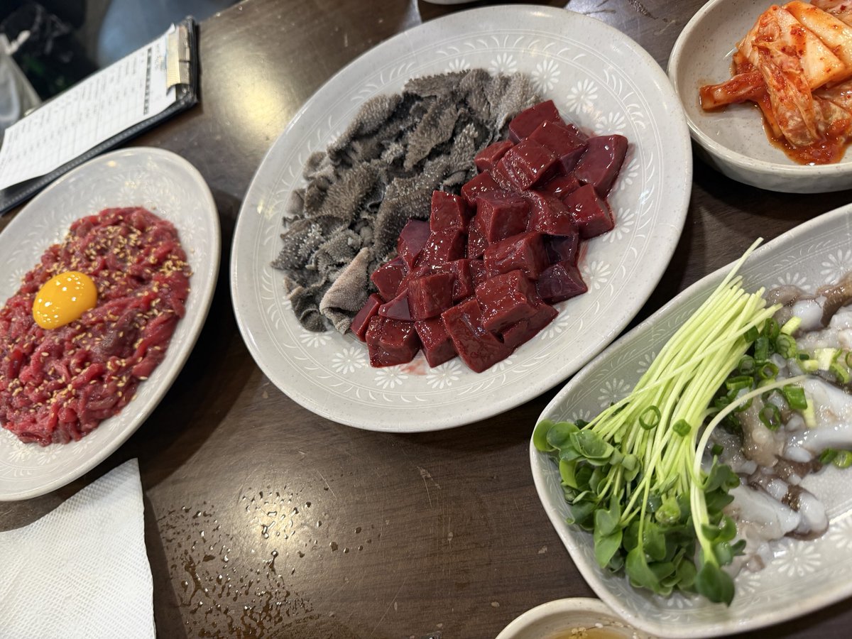 2020jgc5's tweet image. 2件目にミシュランのプチョンユッケ😍
ユッケもレバーもうまうま！
タコが口の中吸い付いてなんともいえん感覚楽し😂
うーん美味しかったー！

広蔵市場の入り口？の揚げパンみないなやつ、娘が感動してた😂

#韓国
#韓国グルメ
#ソウル
#ユッケ