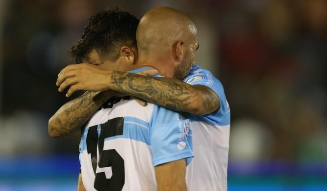 martinidaberry's tweet photo. Hace 7 años, el Racing del Chacho Coudet daba la vuelta y desataba la fiesta. Fue un enorme campeón.
Agarró la cima en la fecha 4 y no la soltó mas. Fue campeón en la 24, después de 7 meses como líder.

Con 36 años, Lisandro López fue goleador del fútbol argentino y la rompió toda. Capitán, ídolo y bandera. 
Su llanto en la barrera con Tigre quedó en la historia. 
¿El clásico? 3 a 1 en su cancha. Todavía estan pidiendo el lateral.

Equipo super ofensivo, que jugaba habitualmente 4-1-3-2.
La base era Arias; Saravia, Sigali, Donatti, Mena; Chelo Diaz; Solari, Zaracho, Pol Fernández; Licha y Cristaldo.
Jugaron mucho Orban, Nery Domínguez, Centurión, Nari Cardozo y Cvitanich.