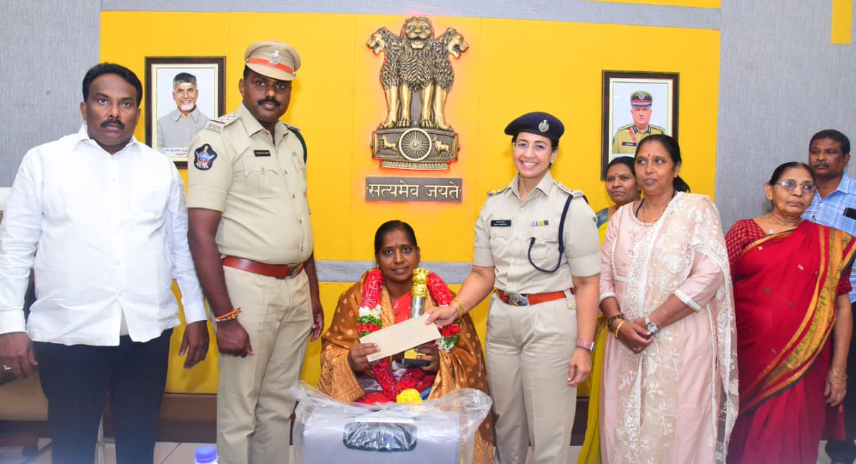 VjaCityPolice's tweet image. పదవీ విరమణ పొందిన పోలీస్ అధికారులకు ఆత్మీయ వీడ్కోలు 👮‍♂️🙏

సుదీర్ఘకాలం క్రమశిక్షణతో, అంకితభావంతో ప్రజాసేవలో విశిష్ట సేవలు అందించిన అధికారులను పోలీస్ శాఖ గౌరవించింది. వారి సేవలు శాఖకు స్ఫూర్తిదాయకం.

#Retirement #PoliceService #NTRDistrictPolice #SaluteToService @APPOLICE100