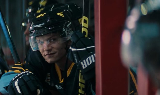 rebecca 🍂🏒 tweet media