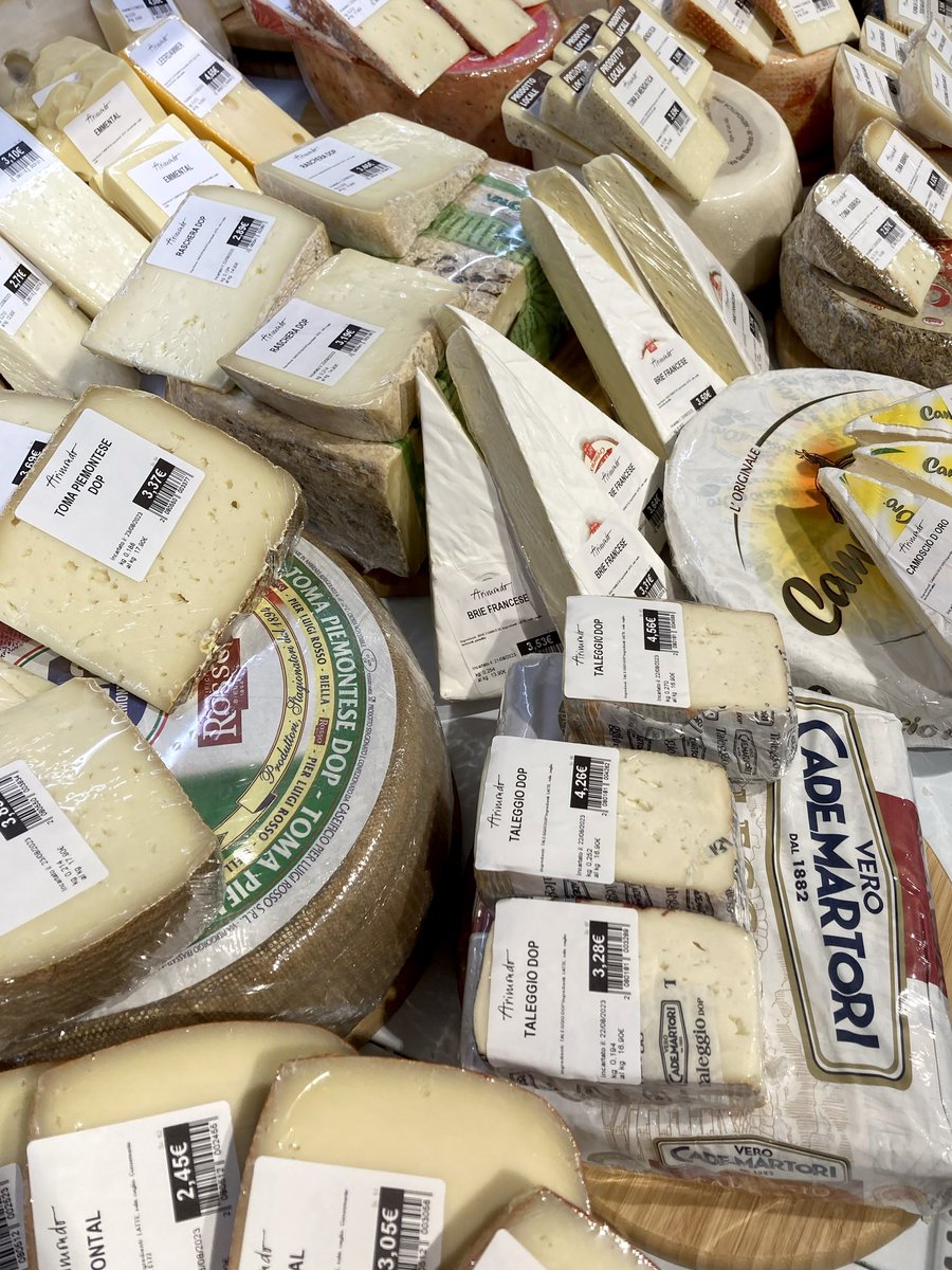 whatsontheshel1's tweet image. Various cheeses in the fridge Brie, Raschera, TALEGGIO, TOMA DI MENDATICA, TOMA PIEMONTESE, Raschera, EMMENTAL, CAMOSCIO D'ORO
With BORAGE RAVIOLI, LIGURIAN RAVIOLI, TROFIE, NETTLE TAGLIOLINI, POTATO GNOCCHI.

stock.adobe.com/contributor/21…

#cheese #RAVIOLI #adobe #supermarket #italy