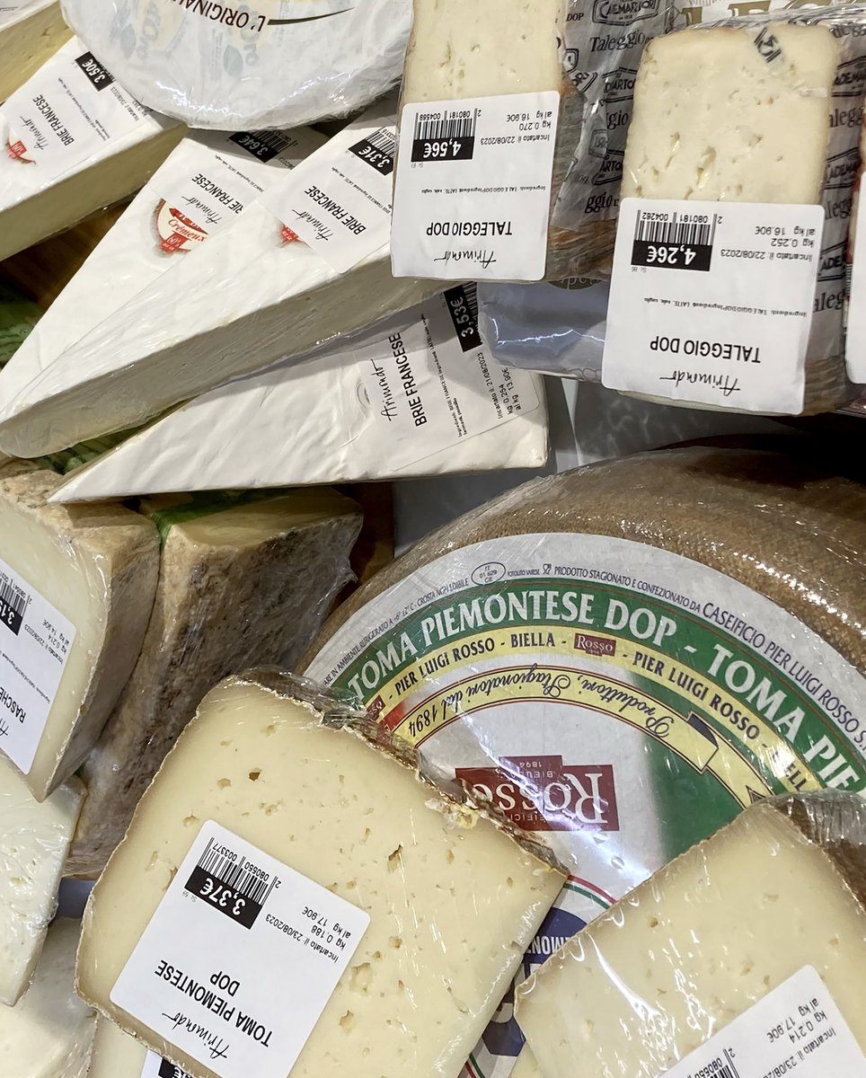 whatsontheshel1's tweet image. Various cheeses in the fridge Brie, Raschera, TALEGGIO, TOMA DI MENDATICA, TOMA PIEMONTESE, Raschera, EMMENTAL, CAMOSCIO D'ORO
With BORAGE RAVIOLI, LIGURIAN RAVIOLI, TROFIE, NETTLE TAGLIOLINI, POTATO GNOCCHI.

stock.adobe.com/contributor/21…

#cheese #RAVIOLI #adobe #supermarket #italy