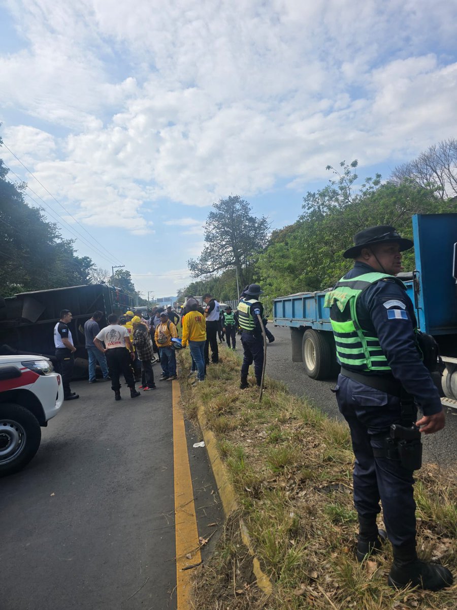 DTransitoPNC's tweet photo. Agentes de #TránsitoPNC trabajan en la regulación vehicular en el kilómetro 39 de la ruta CA-1 Oriente, debido a un accidente de tránsito en el que un bus volcado obstaculiza ambos carriles en dirección a la ciudad capital. https://t.co/PJ5GSzJZF5