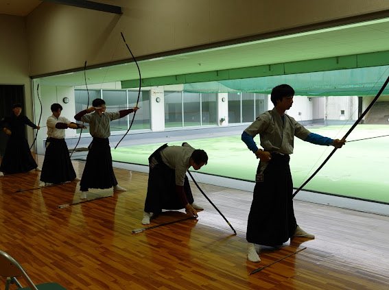 heki_one's tweet photo. 今日の稽古では立射、座射でのタイムを取ったり審査のための間合いや体配、目遣いなどを重視した稽古を行いました。
それぞれ忘れている部分なども見つかり意識して行射することが出来ました。
4月は大会、審査もあり忙しいですがそれに向けしっかりと稽古していきたいです！
 #弓道 #高校生   #日置流 https://t.co/f7vMIpgWA9
