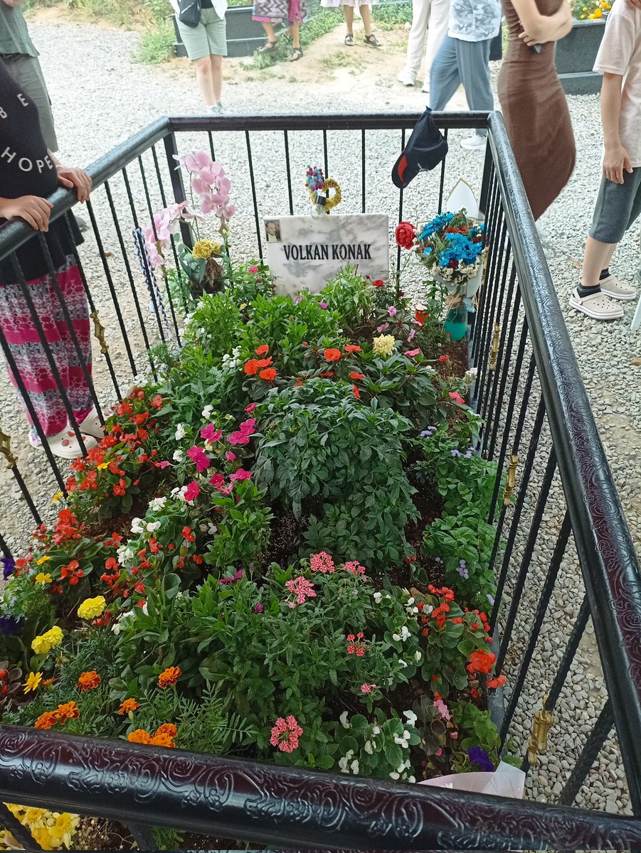 _Oya_Er_'s tweet photo. "Sanatımı beğenmeyen insanla ahbaplık ederim; ama vatanımı, yenilmez şövalyemiz Atatürk'ü sevmeyenle ahbaplık etmem." 

#VolkanKonak

Özlemle🥀🥀 https://t.co/o7CCkSQ7he