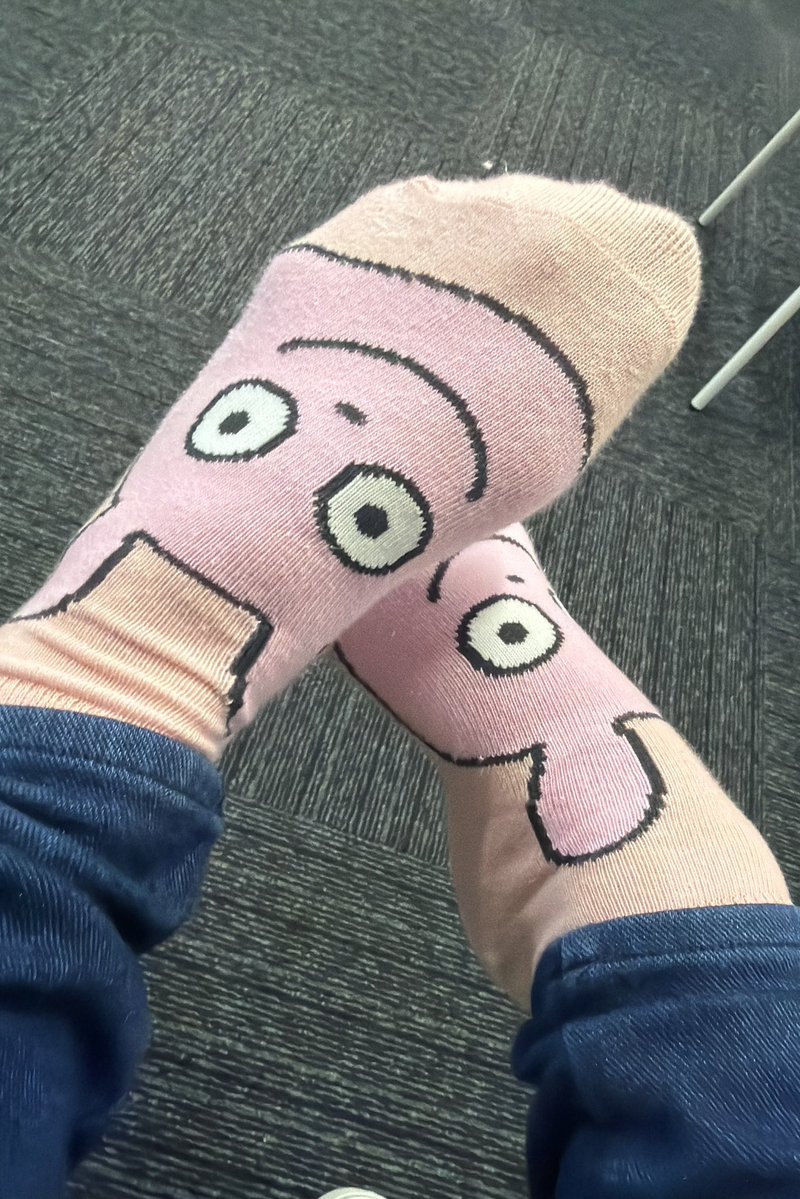 今日のくつ下🧦

初おろしらびちゃん♡
毎日だいたい昼寝明けに撮ってるんですけど、撮ってるとこ同僚に見られた😂
毎日アップしてるんだ〜って正直に答えるとスゴい👏って褒めてもらい、ちょろいので今日もポストしてる🤫

月末暇かと思いきやまあまあ忙しかった🫩

 #今日のくつ下
 #ラブラビット