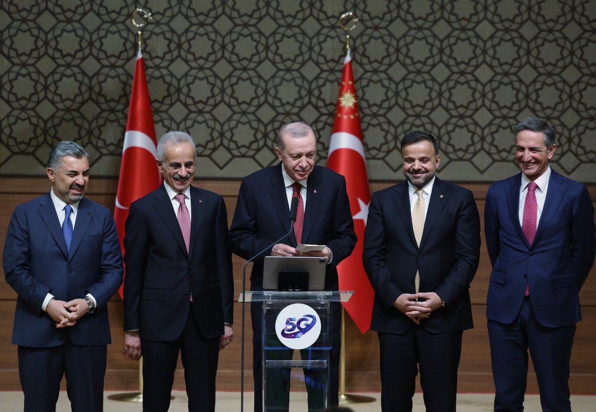 5G ile İletişimde Güçlü Türkiye!

Bugün, Cumhurbaşkanlığı Külliyesi’nde, Türkiye’nin teknolojik bağımsızlık yolculuğunda tarihi bir milada tanıklık ettik.

Cumhurbaşkanımız Sayın Recep Tayyip Erdoğan’ın liderliğinde, ‘Türkiye Yüzyılı’ vizyonumuzun dijital sütunlarını 5G ile inşa