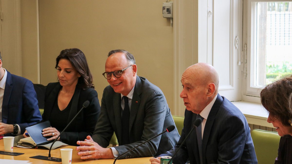 Indep_Senat's tweet photo. 🔵 @EPhilippe_LH, invité de notre Réunion de Groupe hebdomadaire ce matin :

👉 Discussions autour de la lecture des résultats des #municipales2026 et des préoccupations principales des Français dans tous nos départements.

👉 Au sommaire de notre réunion également :
Les textes à l'ordre du jour au @Senat.
