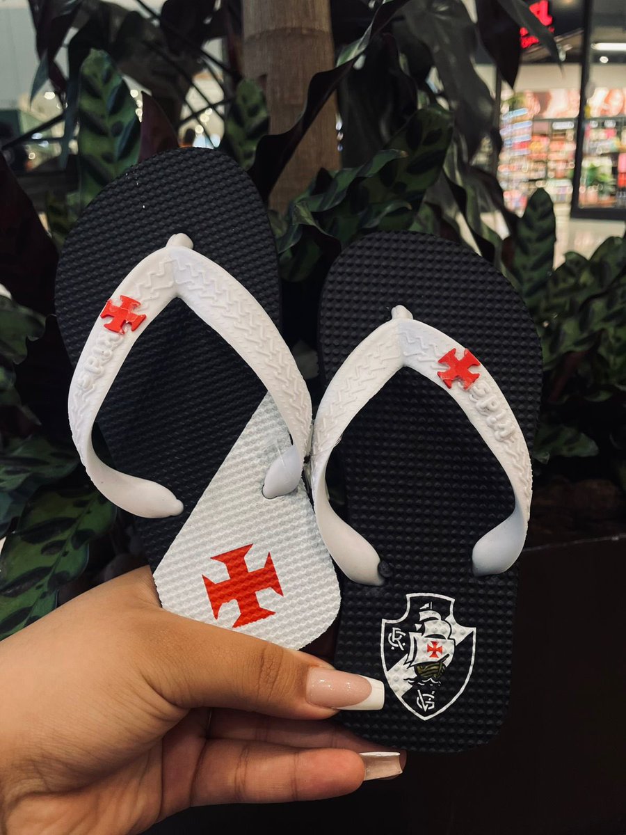Pai, mãe, filho… agora tem chinelo do Vasco pra família toda. 💢