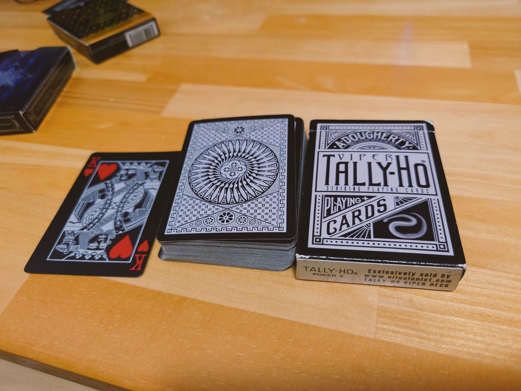 dotplayingcards's tweet photo. 高校生の時に友達が持ってないようなデックを使いたいと思って買ったやつ。明らかに使いづらい。（デザイン的に） https://t.co/9MclJC4nsK
