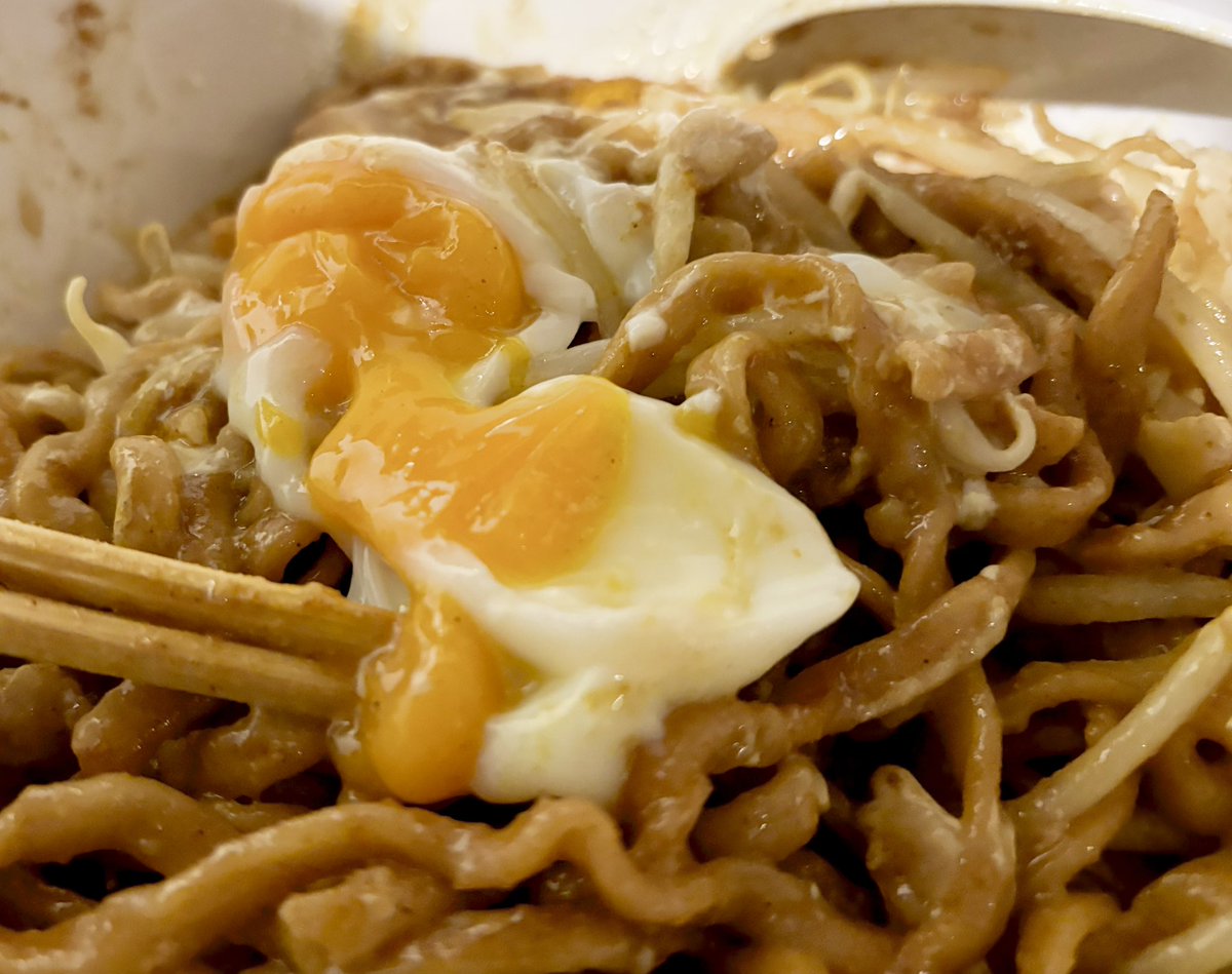 ddddai333's tweet photo. #LINGKAI にて2025年度ラスト!
カレー汁なし200g 豚・ヤサイマシ、温玉トッピングでチャージ完了! https://t.co/b26QN6qeP3