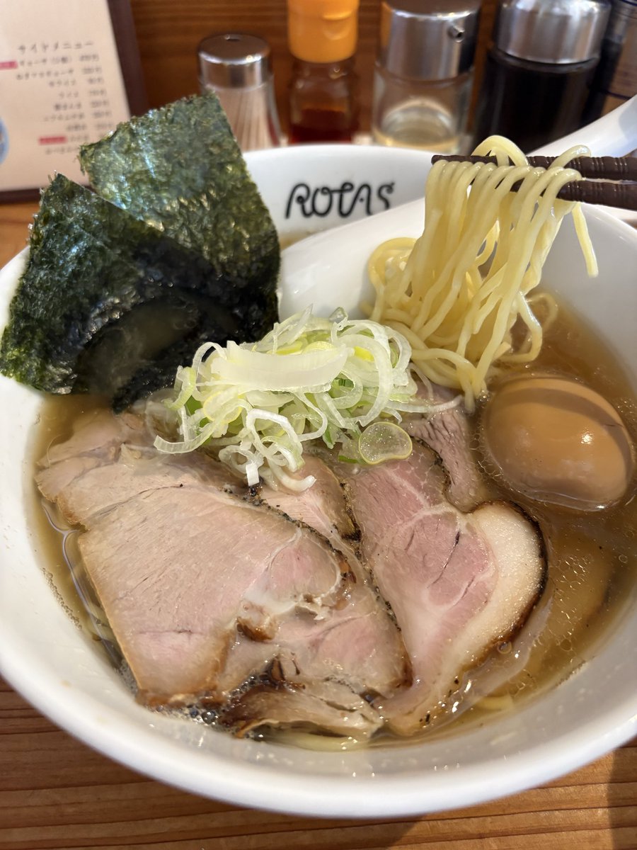 5062Kamaya's tweet photo. 2026.3.29
清水町にある、『ろたす』(ROTAS)さんです。💁
この日は、『#特・煮干ラーメン』と『半ライス』をいただきました。😋
これ、すごいです。スープをまず飲んだら優しいんですが、衝撃を受け麺を食べたら、むっちゃ旨かったんです。🤤
ご馳走様でした。🙏
#ろたす #ROTAS #清水町 https://t.co/LRiOslDOzi