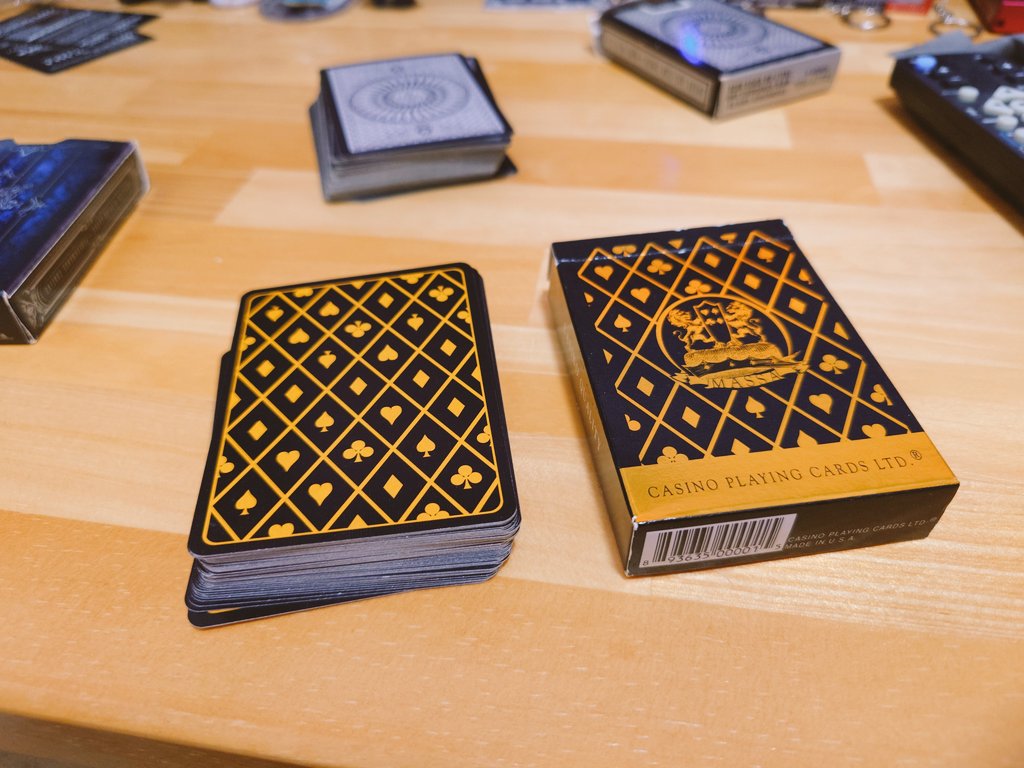 dotplayingcards's tweet photo. 一時期こんなやつとかよく売ってたけど、これは一体どこ製のなんのデックだったんだろう https://t.co/gyPkubo8FX
