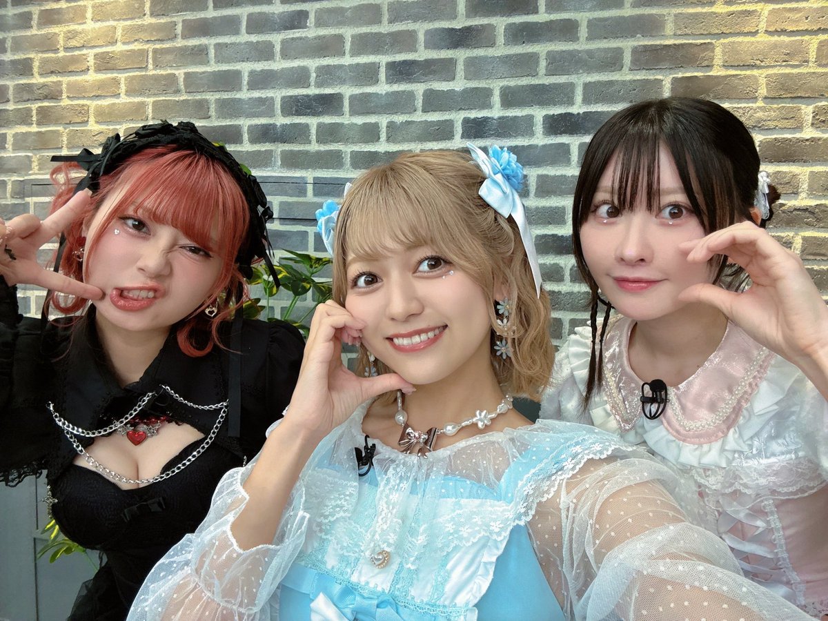 ayutaro_728's tweet photo. みゃこさん、RaMuちゃんと
アイドルごっこした〜😻！

ありがとうございました😻❣️ https://t.co/hhpM9864Hk