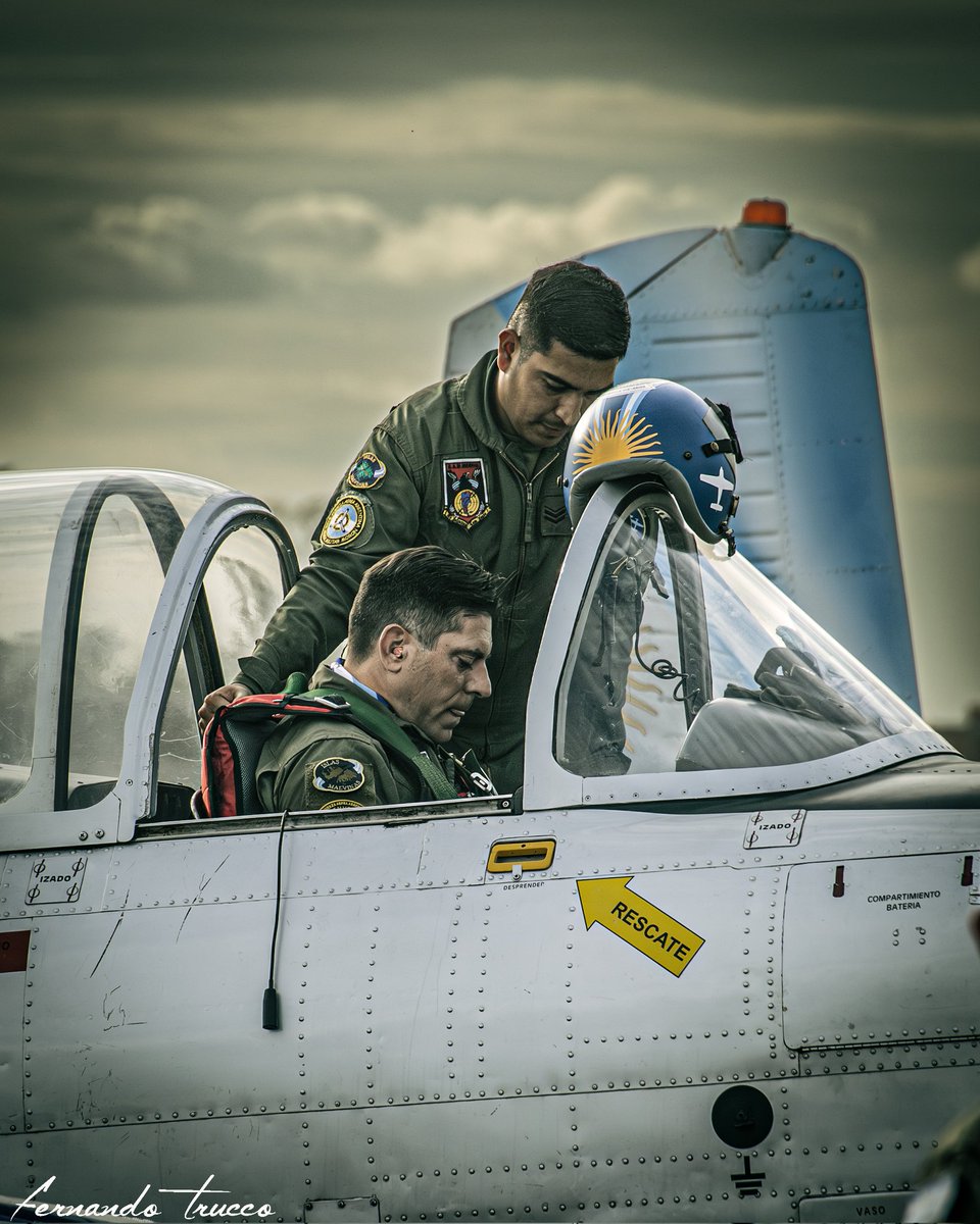 Asistiendo al piloto. 
#martesmecanicos