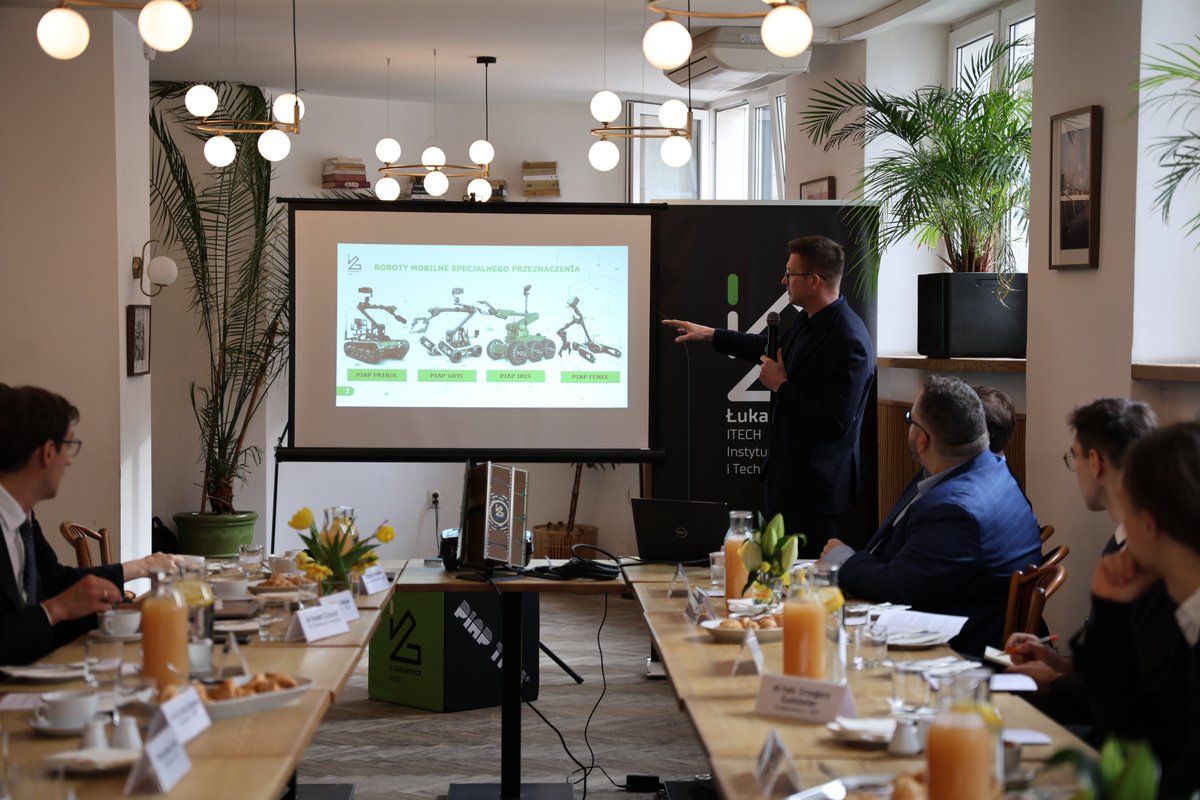 Łukasiewicz tweet media