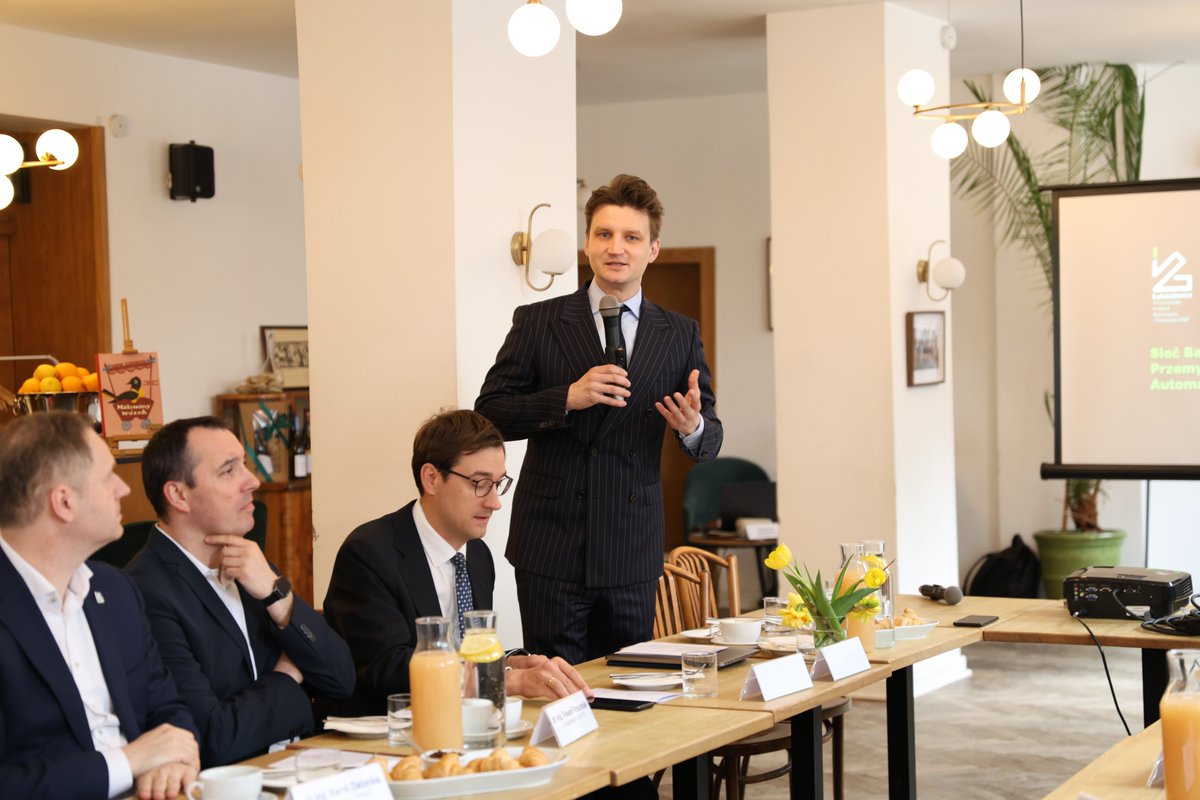 Łukasiewicz tweet media