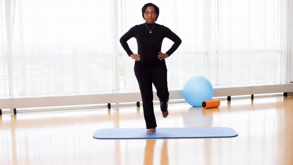 MayoClinicPMR's tweet image. Mayo Clinic study: What standing on one leg can tell you.
Good balance, muscle strength and an efficient gait contribute to people's independence and well-being as they age.
newsnetwork.mayoclinic.org/discussion/may…
#aging #balance #physicaltherapy #agingwell #health #mayoclinicpmr