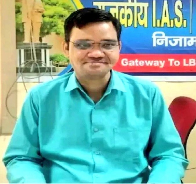 riskyyadav41's tweet photo. इस देश में होशियार वही है जो घोटालेबाजों के साथ मिलकर नौकरी पूरी कर ले जाए।🫡

नाम - रिंकू सिंह राही 
•2004 में PCS परीक्षा पास की 
•2008 में 83करोड़ के घोटाले का पर्दाफाश। 
2009 में इनाम में 7 गोलियां मारी गईं।

• 2022 में IAS बने
•2025 में शाहजहांपुर में वकीलों ने उठक बैठक लगवाई।
•ऊपर से योगी जी ने लाइन हाजिर कर दिया।

•फ़ील्ड पोस्टिंग न मिलने के कारण थक हारकर आज इस्तीफा दे दिया।

और इस तरह एक होनहार अफसर जो देश और सिस्टम सुधारना चाहता था उसको सरकार ने सुधार दिया।🫡