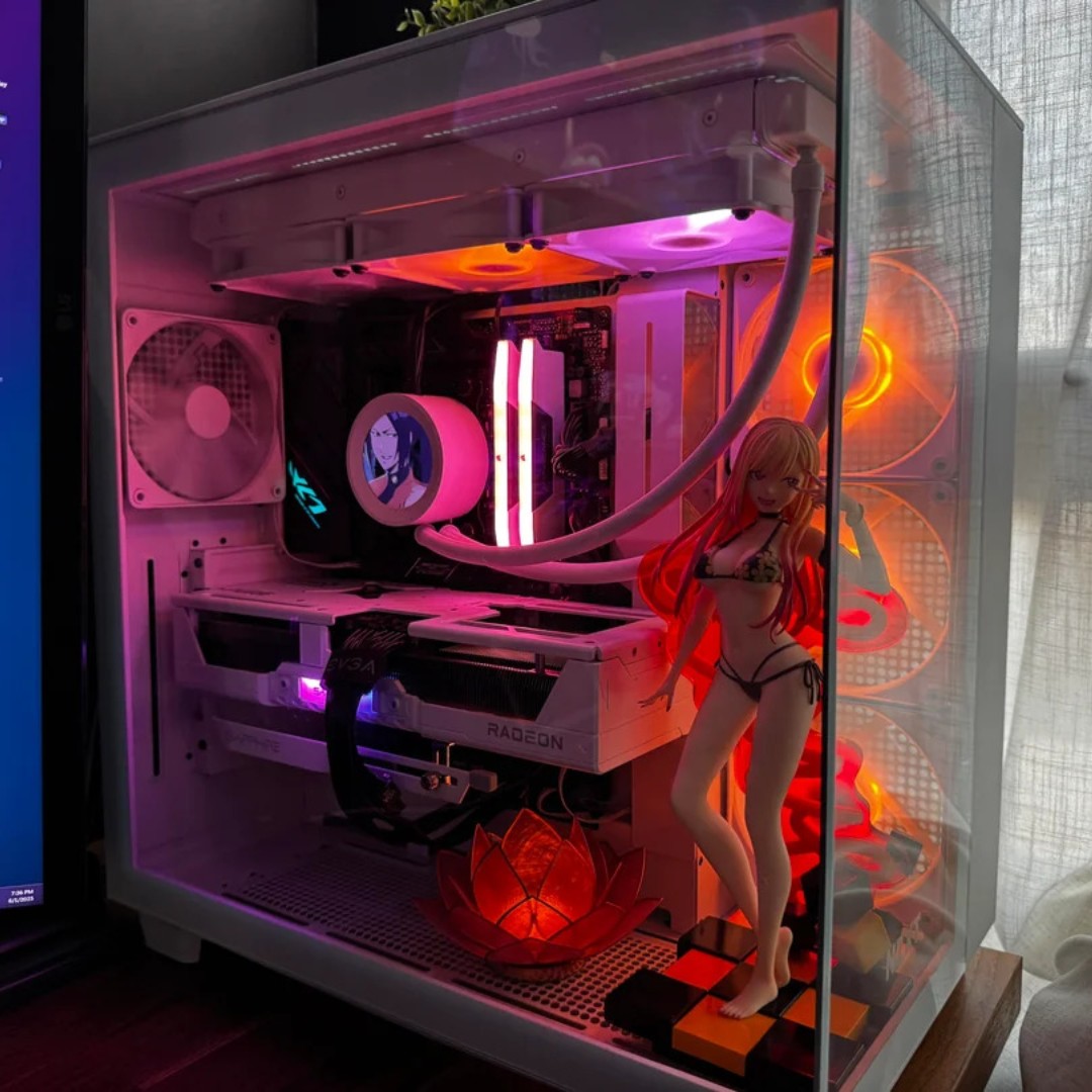 SapphireTech's tweet image. A battlestation upgrade with our SAPPHIRE PURE AMD Radeon RX 9070! Well, that’s a damn good way to make sure your girlfriend is happy u/Asleep-Wind7271, WELL DONE!
.
.
#RX9070 #gamingsetup #SAPPHIREnation #AMD #Radeon #gamingcommunity