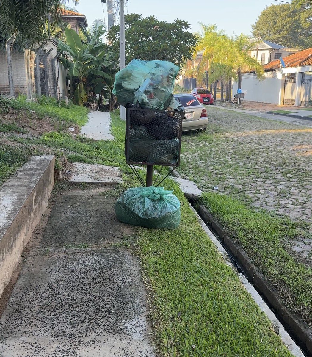 marienrecalde's tweet photo. Esta es la ciudad de Asunción un día antes del asueto.
Barrio Loma Pyta
Calles: Emilio Meza, Yaguaron, Aregua .. 
@AsuncionMuni 
@luisbello_asu 
Una semana sin recolección. 
Chipa con moscas acá en la capital. 
Hermoso regalo de pascuas !!! https://t.co/MLCTd5le3e
