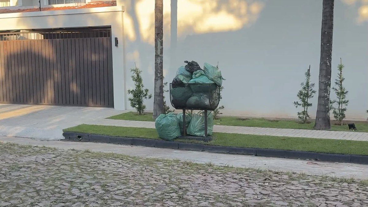 marienrecalde's tweet photo. Esta es la ciudad de Asunción un día antes del asueto.
Barrio Loma Pyta
Calles: Emilio Meza, Yaguaron, Aregua .. 
@AsuncionMuni 
@luisbello_asu 
Una semana sin recolección. 
Chipa con moscas acá en la capital. 
Hermoso regalo de pascuas !!! https://t.co/MLCTd5le3e