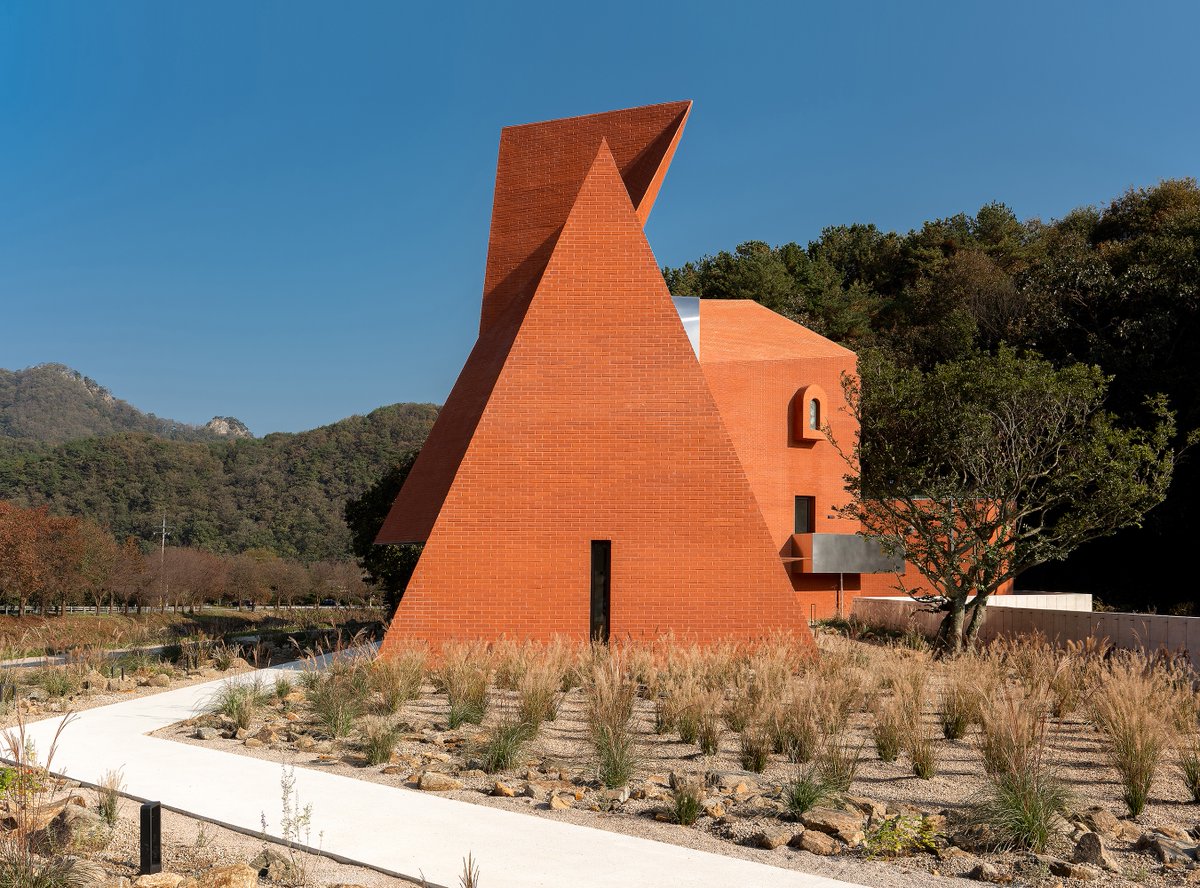 worldarchitects's tweet photo. #WorldBuildingOfTheWeek — SOSOKKI ANAC, the firm of architect Gi-Tae Chung, has recently completed Monologue Café in Gangwon-do, South Korea.
https://t.co/wGHEjB6D8C
📸© Seok-Gyu Hong
#waofficial #GiTaeChung #소소끼아낙 #SOSOKKIANAC https://t.co/fAo3UujFZV