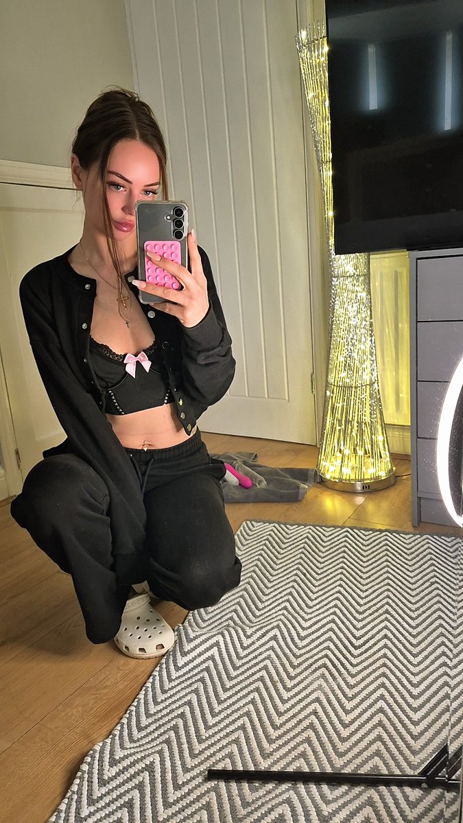 joyfoxx_69's tweet photo. Self love ❤️

#mirrorselfie #hot #model #girlypop https://t.co/93N2w4h8PJ