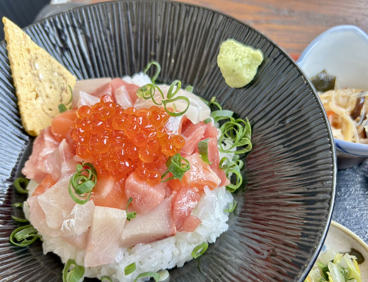 gohan_maze2's tweet photo. 🌸丸信海産海鮮食堂
 海鮮ちらしヽ(´π｀)ノ

🌸湘南地域唯一の酒蔵 熊澤酒造
ひよこみたいな可愛い
酒粕あんぱん
パンから酒粕の香りがふわっと
口に入れると甘酒の幸せな味が𓂃 𓈒𓏸 ´͈ ᵕ `͈
外でいただくソフトクリームも美味しかった https://t.co/mLM2Gdu72d
