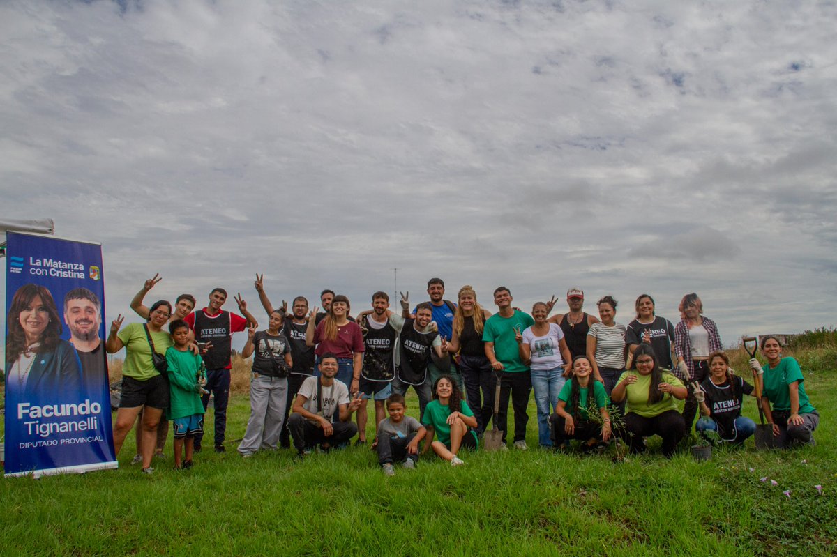 Organizamos una jornada solidaria en el Ecoparque Manzanares para limpiar, cortar el pasto y plantar nativas. Además, inauguramos un mural de Azucena Díaz, la madre de Plaza de Mayo matancera. Nuestra forma de construir memoria en los barrios.