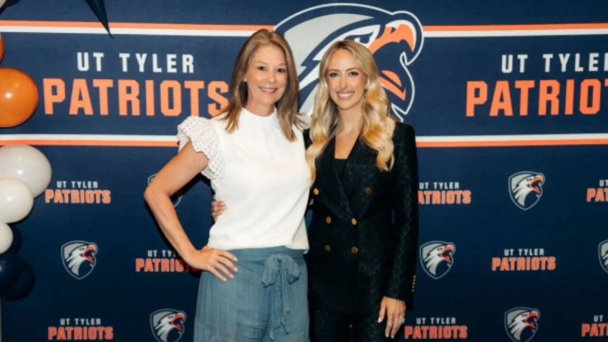 VishalVishwkrm's tweet image. Brittany Mahomes celebrated at UT Tyler Hall of Fame! Her inspiring athletic journey, from college to Iceland pro, spotlighted with Randi Mahomes' emotional support. A win for women's sports! #BrittanyMahomes #UTTyler #WomensSports