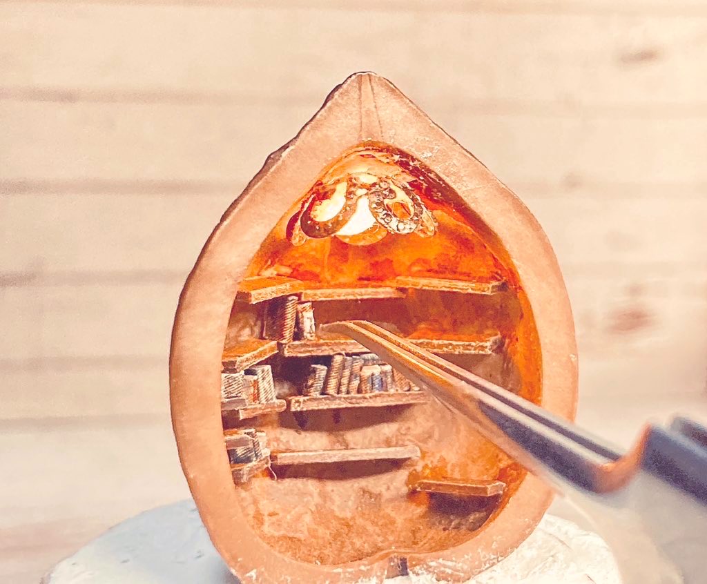 cobtoya_art's tweet photo. 沢山見てくれてありがとうございます✨
小さな本を並べたり、小さな人を作ったりして作品に仕上げてます

嬉しいコメントも沢山ありがとうございます✨
大切に拝見いたします☺️ https://t.co/QWznslgJeV