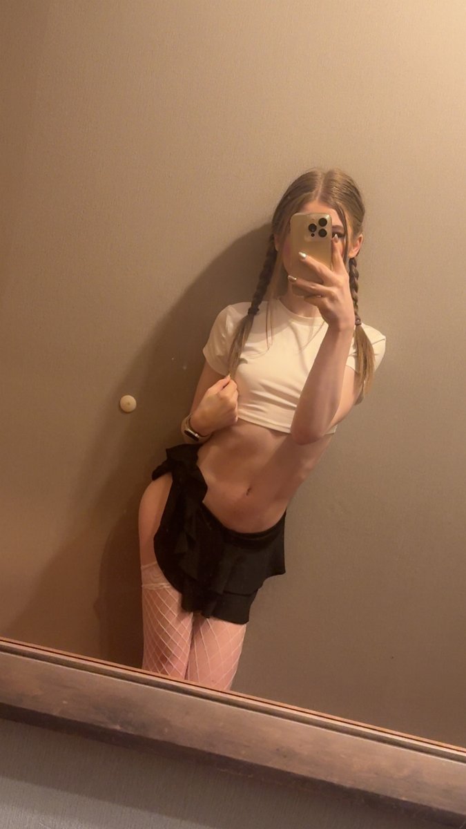 Miahfiery's tweet photo. Be honest , am I pretty with my braids ? 😇

#petite #trans https://t.co/LAiro2oSgi