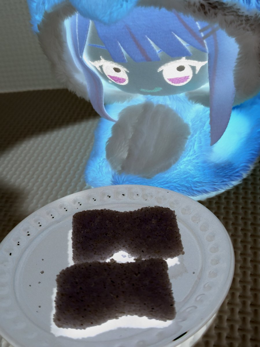 Tame_Nui's tweet photo. すみぎつねちゃん、グミ食べる？
「食べるー♪もぐもぐ…ん～っ、めっちゃおいしい！これなんてグミ？」
うさりーちゃんの骨を砕いてゼラチンを冷やして固めたグミだよ
「！？！？うぷっ…おえぇえぇぇぇ……！！」 https://t.co/lhKAtSjrvK
