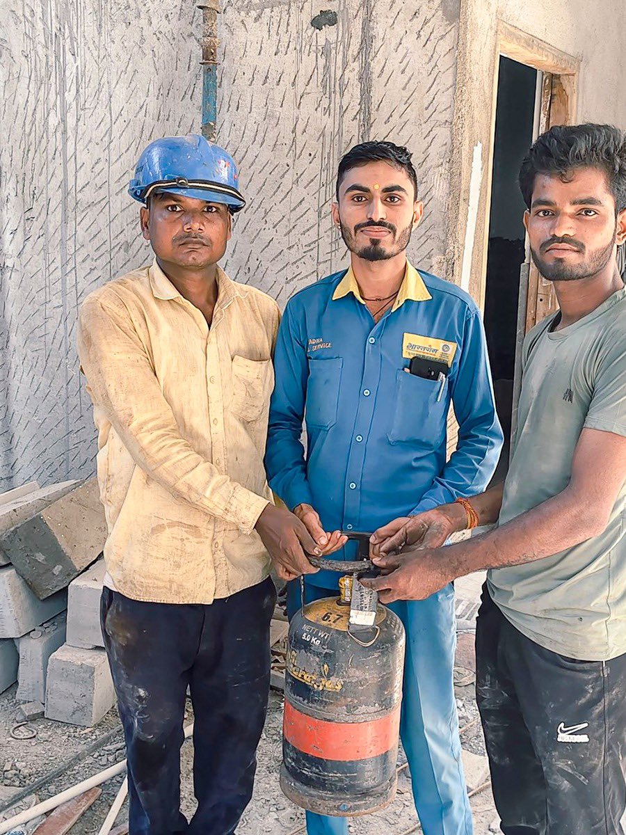BPCLimited's tweet photo. BharatGas Mini 5 kg LPG cylinders are readily available across Maharashtra, ensuring convenient access for migrant workers and households alike. Supplies remain steady, and availability continues to strengthen as demand stabilises and distribution remains uninterrupted.

Designed for portability and ease of use, BharatGas Mini supports everyday cooking needs, especially for customers requiring smaller, flexible LPG solutions. Distributors are being replenished regularly to maintain smooth availability across regions.

There is adequate LPG supply, and customers can remain assured that cooking fuel is available. There is no need for panic booking or concern. We request everyone to rely on official updates and not pay attention to unfounded rumours.

#BharatGasMini #ReliableSupply #NoPanic #CookingContinuity #BPCLCare #FuelForAll

@Secretary_MoPNG @PetroleumMin @HardeepSPuri @BPCLLPG