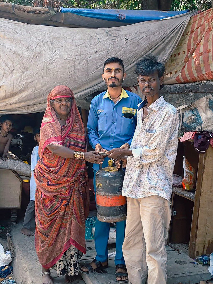 BPCLimited's tweet photo. BharatGas Mini 5 kg LPG cylinders are readily available across Maharashtra, ensuring convenient access for migrant workers and households alike. Supplies remain steady, and availability continues to strengthen as demand stabilises and distribution remains uninterrupted.

Designed for portability and ease of use, BharatGas Mini supports everyday cooking needs, especially for customers requiring smaller, flexible LPG solutions. Distributors are being replenished regularly to maintain smooth availability across regions.

There is adequate LPG supply, and customers can remain assured that cooking fuel is available. There is no need for panic booking or concern. We request everyone to rely on official updates and not pay attention to unfounded rumours.

#BharatGasMini #ReliableSupply #NoPanic #CookingContinuity #BPCLCare #FuelForAll

@Secretary_MoPNG @PetroleumMin @HardeepSPuri @BPCLLPG