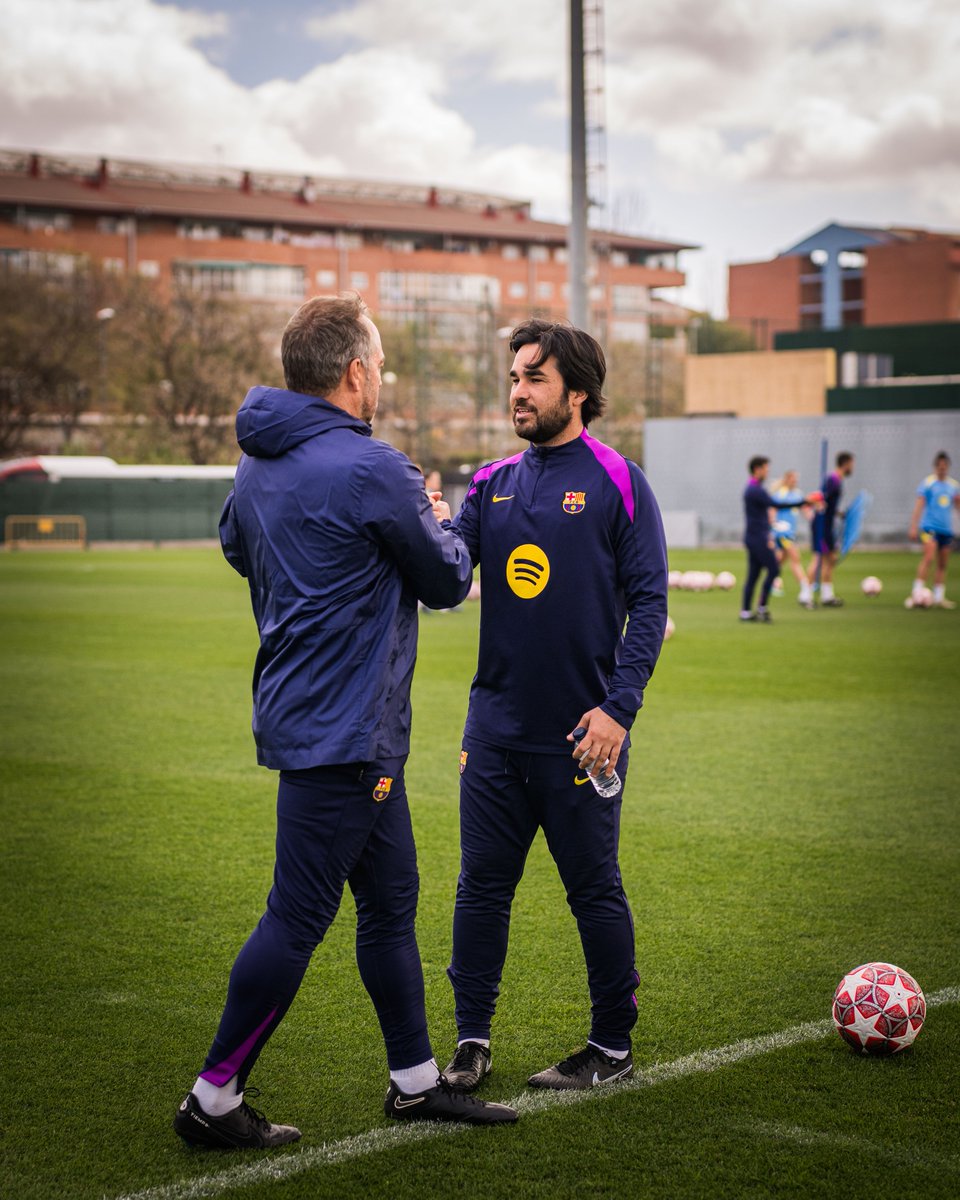 🤝Hansi Flick et @pereromeu93 se sont salués à la Ciutat Esportiva, alors que le Barça masculin et le @FCBFemeni s'entraînaient à côté ce matin