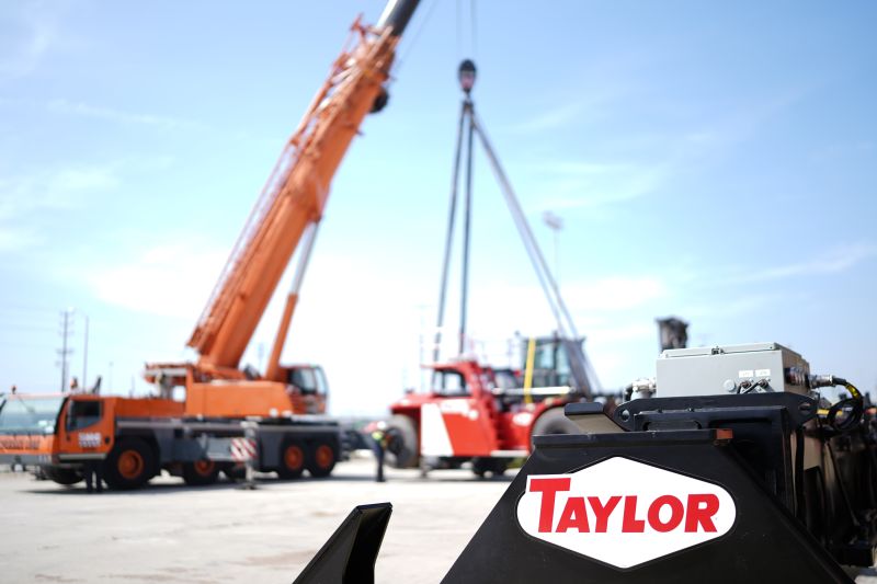 CalLiftInc's tweet photo. Another Taylor ZLC966 #Electric #ContainerHandler assembled at our ports in LA. Another step towards zero #Emissions cargo handling in California. Proud to be part of the effort. Taylor, made for the tough jobs, in the #USA https://t.co/JDqppzDCXs